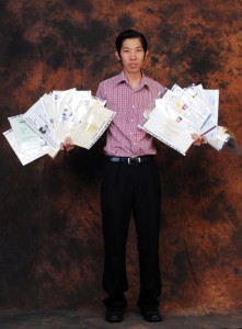 Welin memegang puluhan ijazah sarjananya
