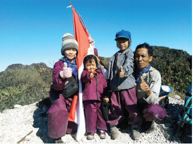 Arya berfoto dengan keluarga di Gunung Sumbing