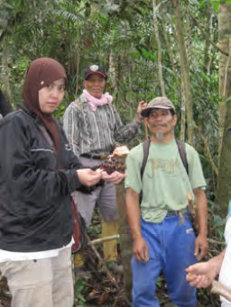 Harlinda saat Eksplotasi tanaman obat di hutan