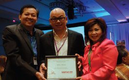 Robert Manan (tengah) menerima penghargaan the Diaspora USA Awards for Social  Entrepreneurship 2014