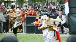 Tarian Topeng di Acara Batik Keris Festival